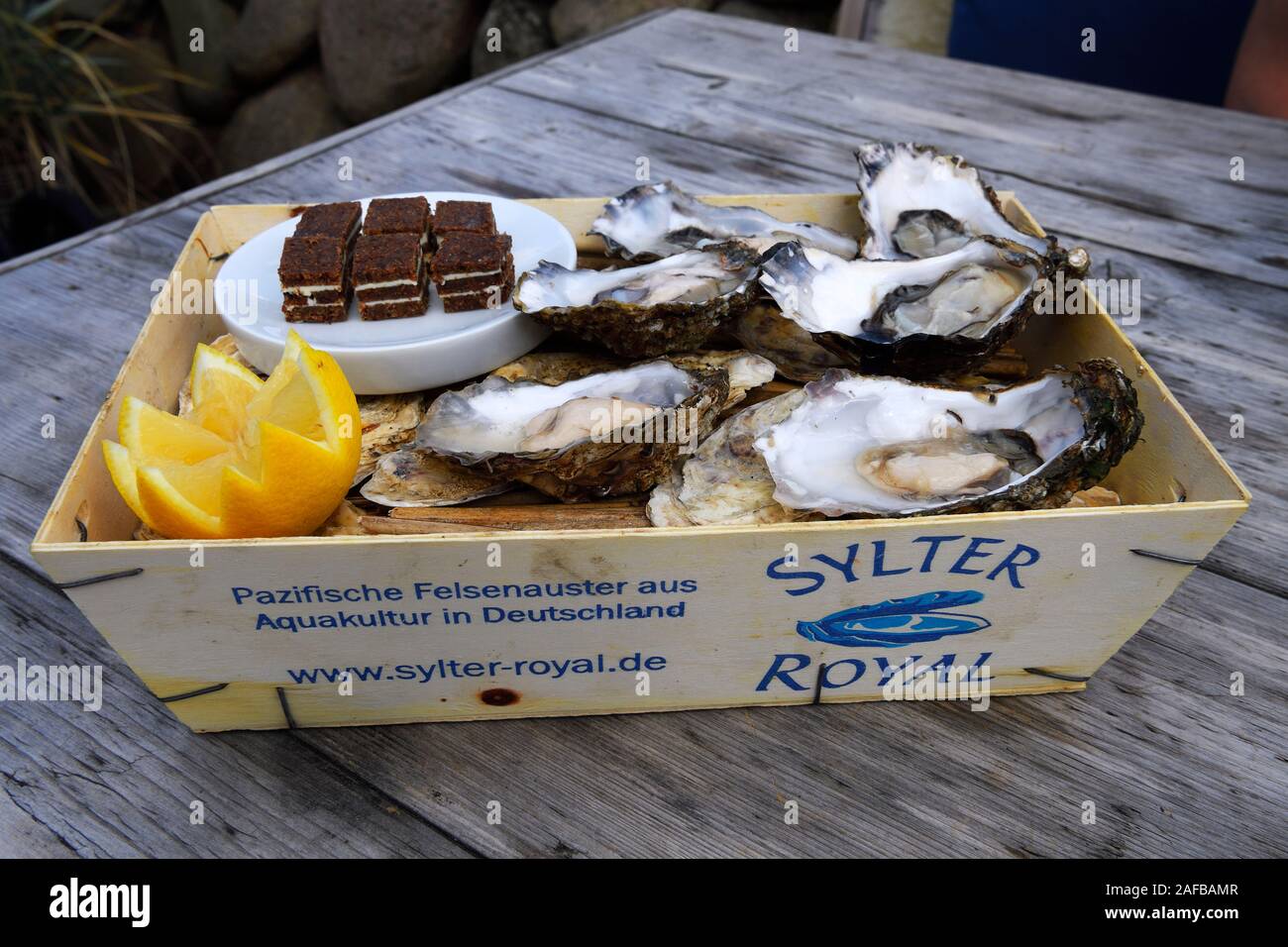 6 frische Austern, Sylter Royal,  serviert im traditionellen Spankorb, Sylt, nordfriesische Inseln, Nordfriesland, Schleswig-Holstein, Deutschland Stock Photo