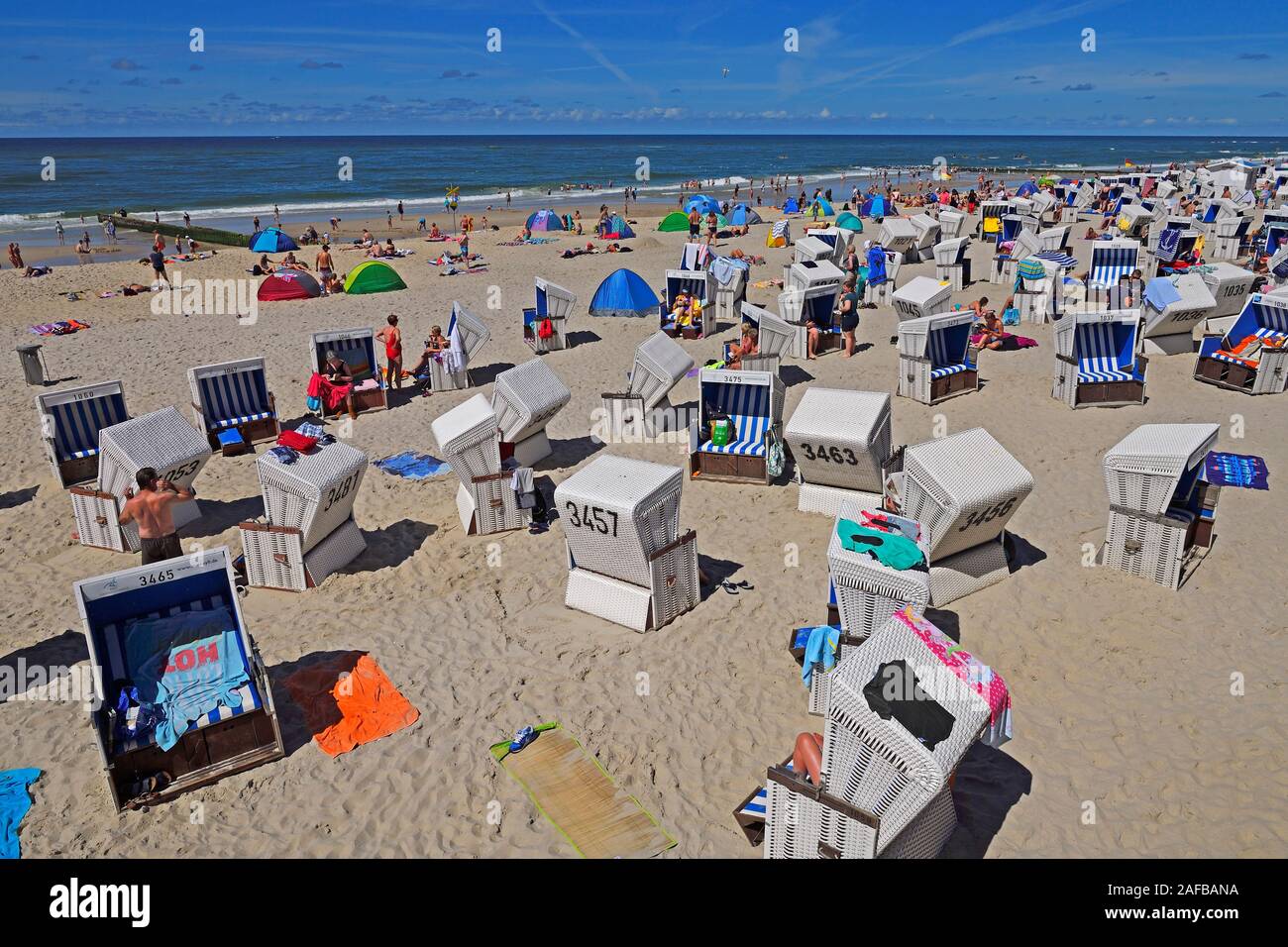 Touristen und Strandkörbe am Hauptstrand von Westerland, Sylt