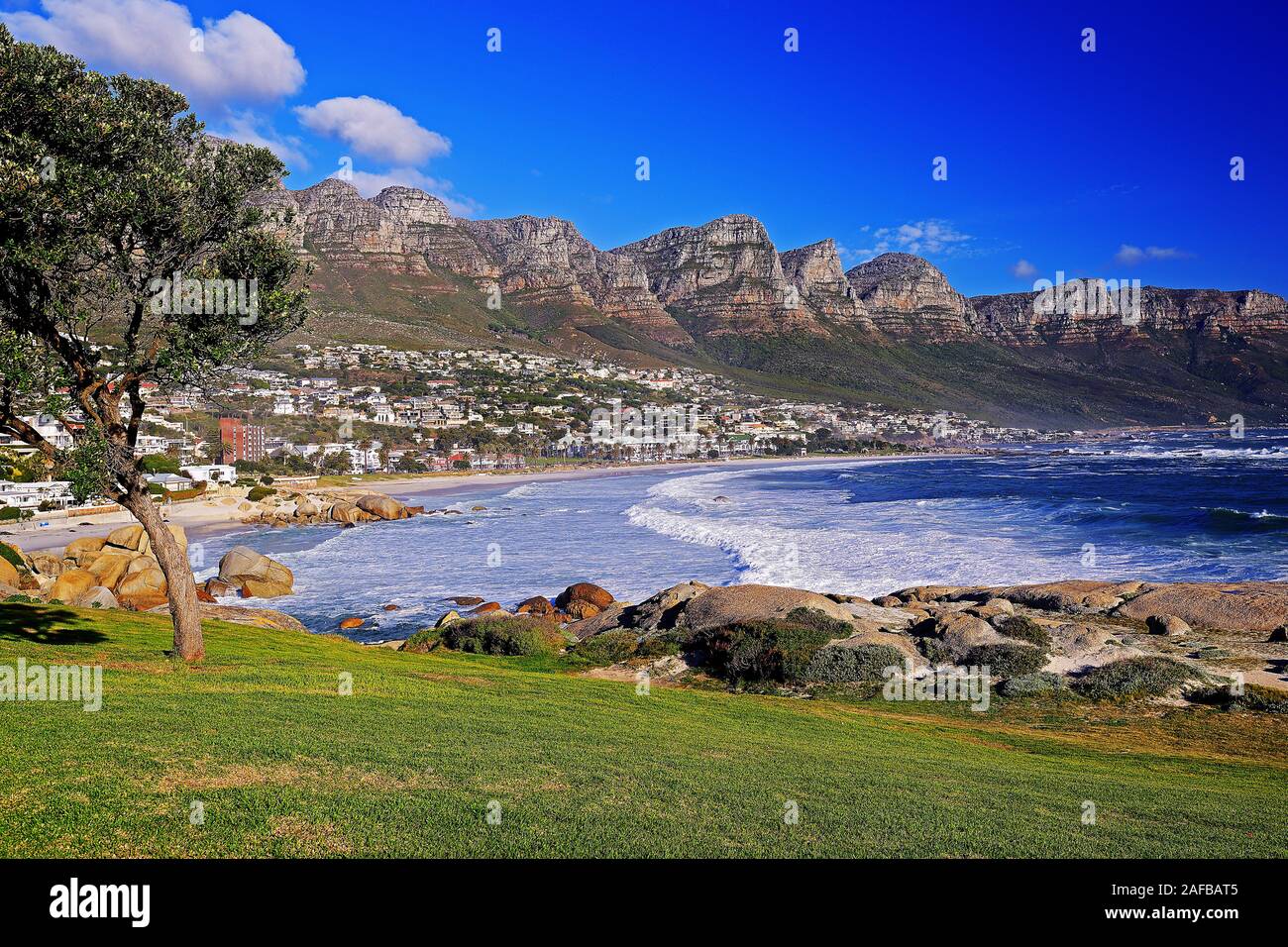 Camps Bay mit Felsformation 'Die 12 Apostel' am Abend, Kapstadt, Western Cape, West Kap, Suedafrika, Afrika Stock Photo