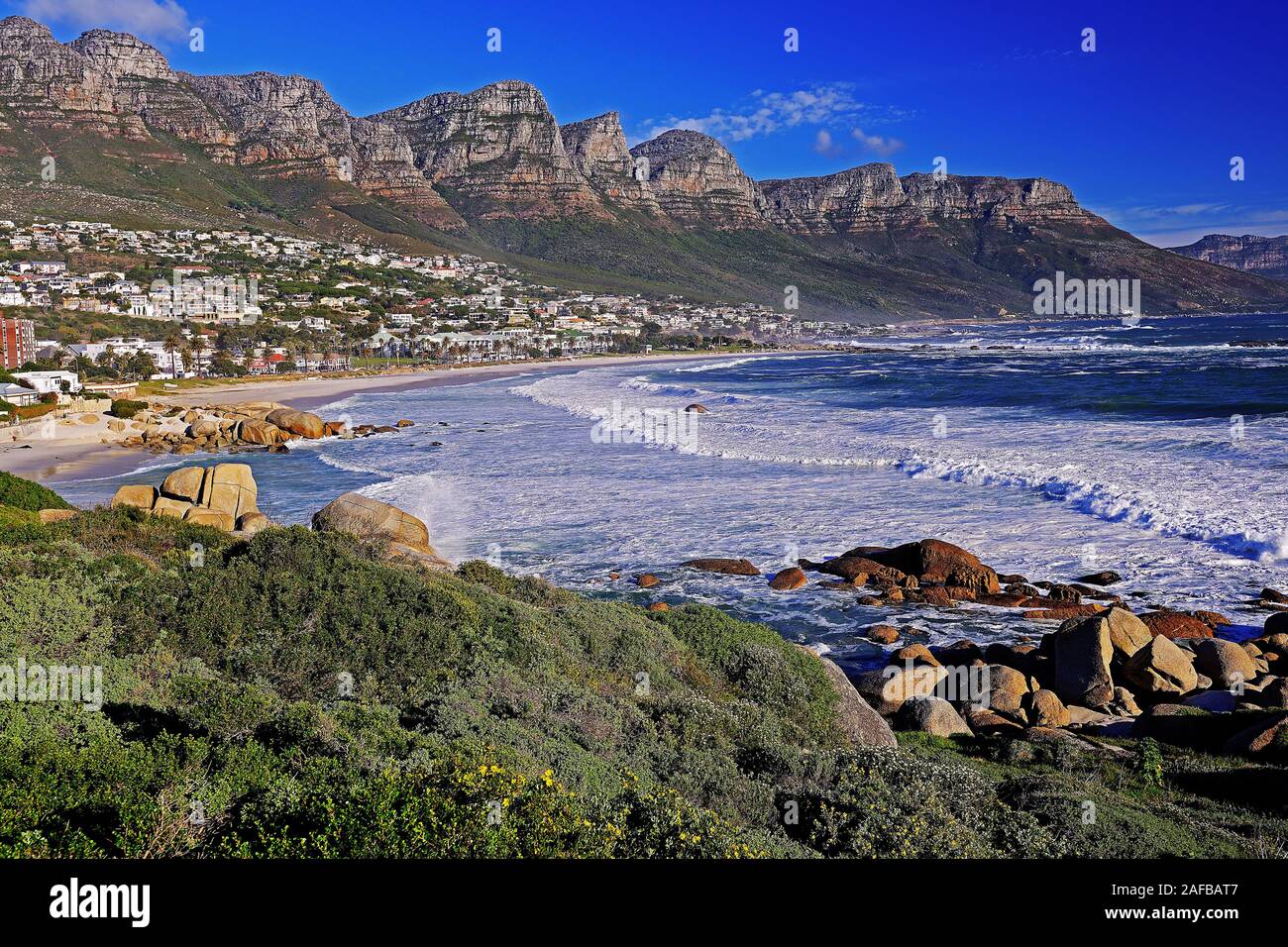 Camps Bay mit Felsformation 'Die 12 Apostel' am Abend, Kapstadt, Western Cape, West Kap, Suedafrika, Afrika Stock Photo