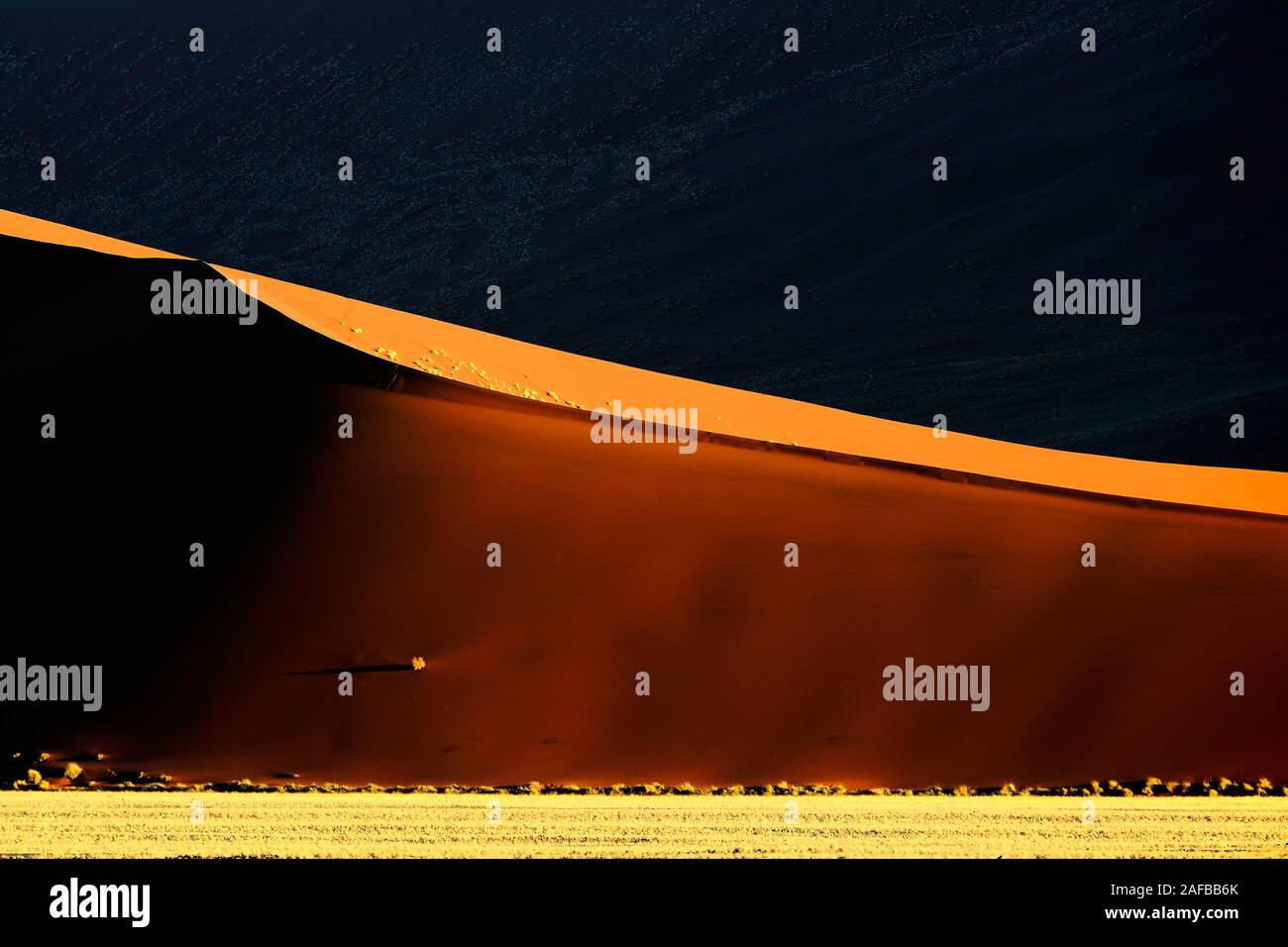 riesige Sandduenen im letzten Abendlicht,  Namib Naukluft Nationalpark, Sossusvlei, Namibia, Afrika Stock Photo