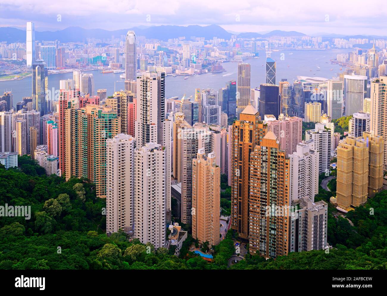 Wohn - und Geschäftshäuser von Central, Hongkong Island im Vordergrund, Hongkong River und Kowloon im Hintergrund, gesehen am Abend vom Victoria Peak, Stock Photo