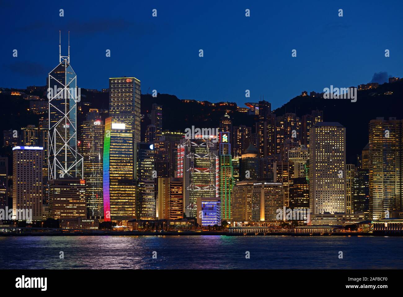 Blick zur blauen Stunde von Kowloon auf die Skyline auf Hongkong Island am Hongkong River, Central, mit Bank of China ganz links , Hongkong, China Stock Photo