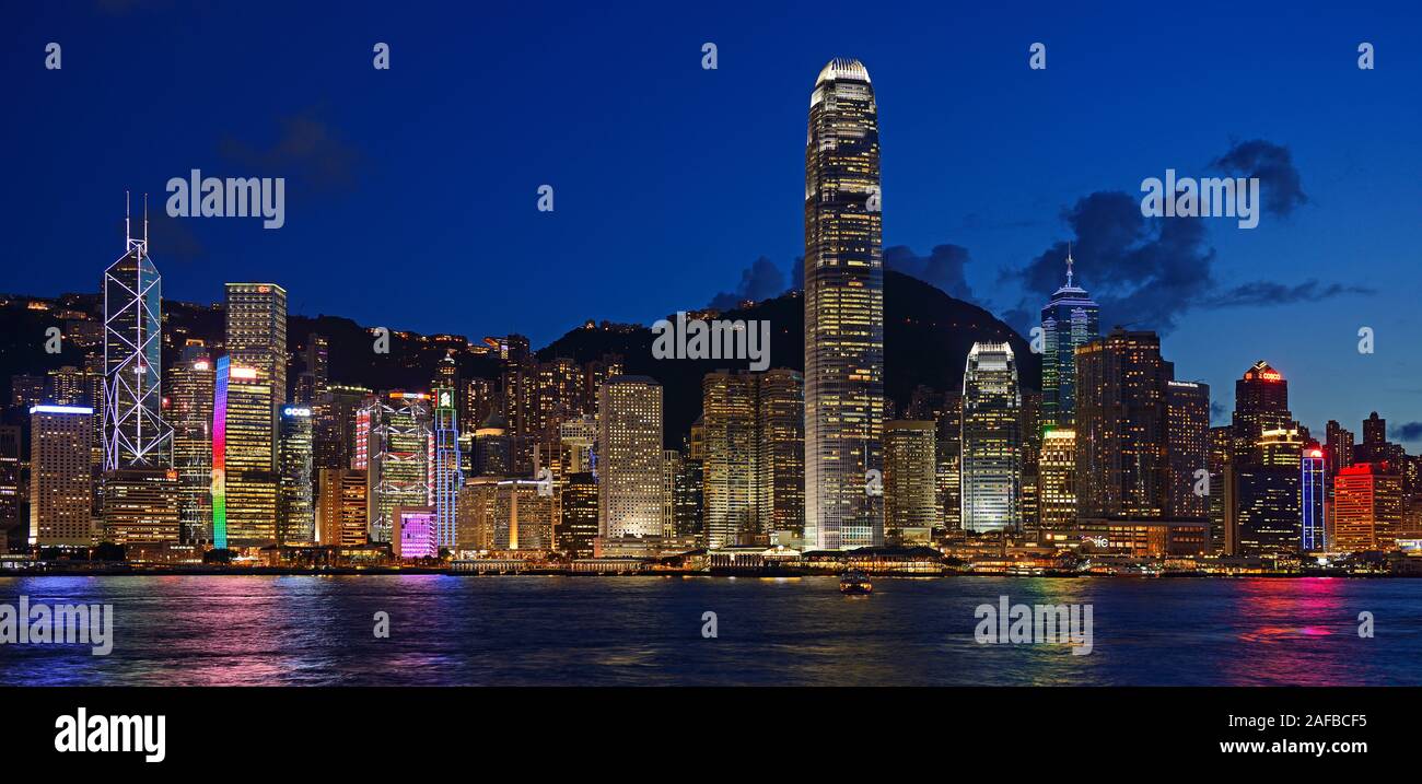 Blick zur blauen Stunde von Kowloon auf die Skyline auf Hongkong Island am Hongkong River, Central, mit Bank of China ganz links und dem IFC Tower rec Stock Photo