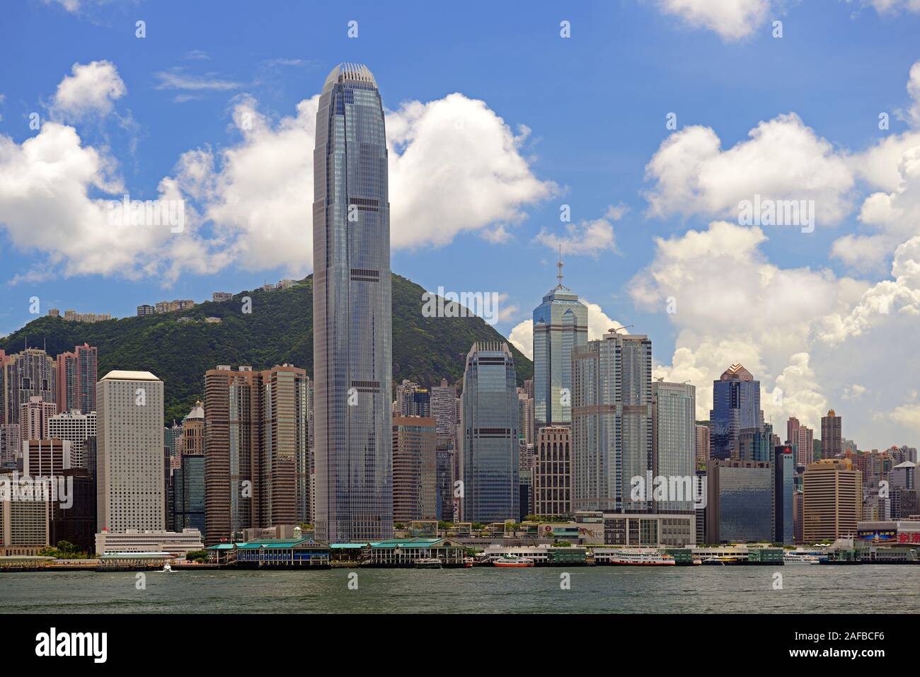Blick am Morgen von Kowloon auf die Skyline von Hongkong Island und den Hongkong River,  mit Bank of China links und dem IFC 2 Tower rechts, Hongkong, Stock Photo