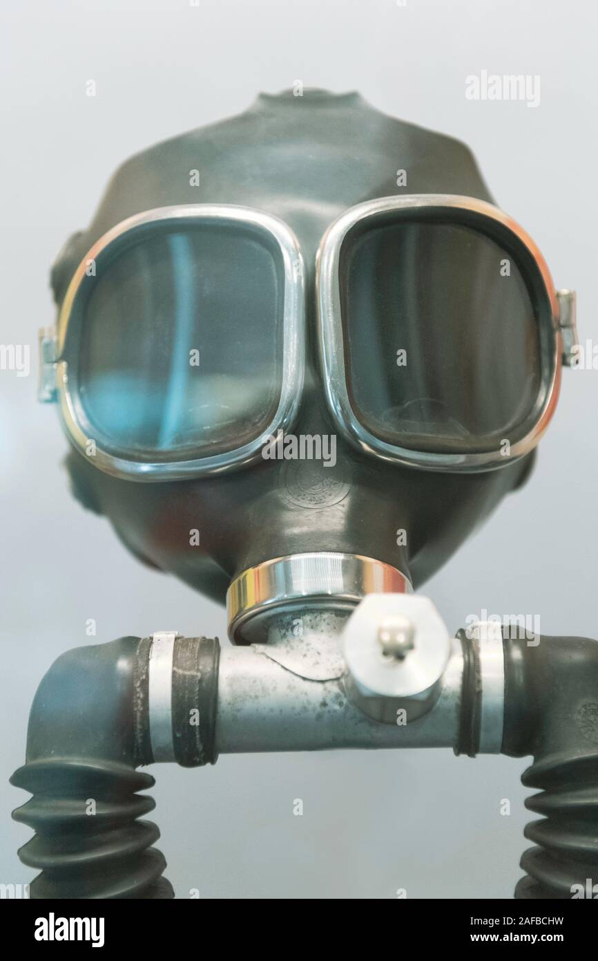 mach weiter zu binden strecken gas mask breathing Knochenmark