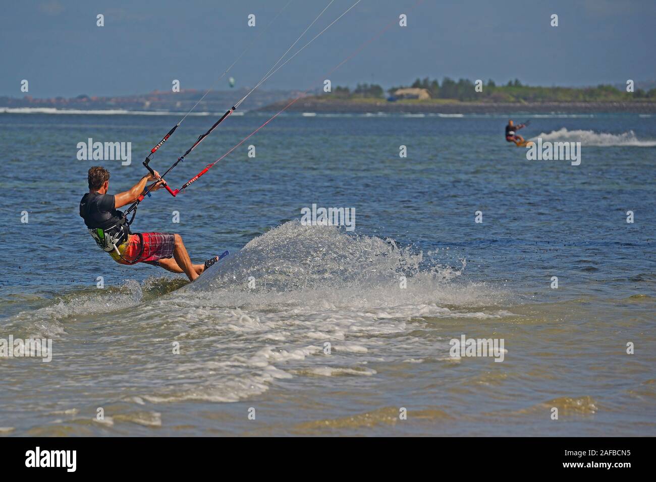 Kite Surfer am Strand von Sanur, Bali, Indonesien Stock Photo