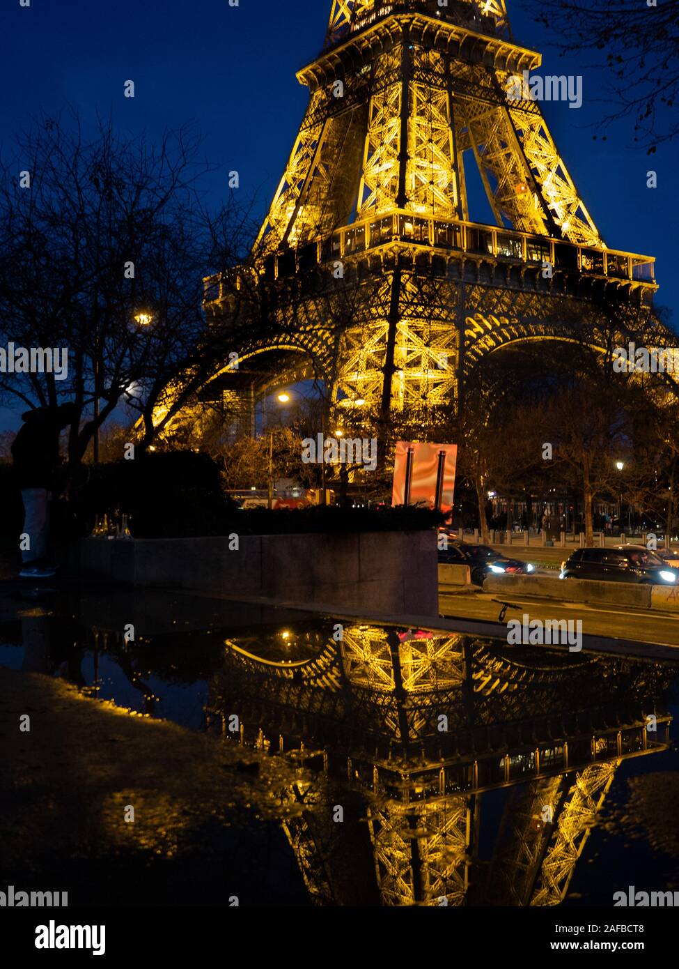 Reflection of the Eiffel Tower Stock Photo - Alamy