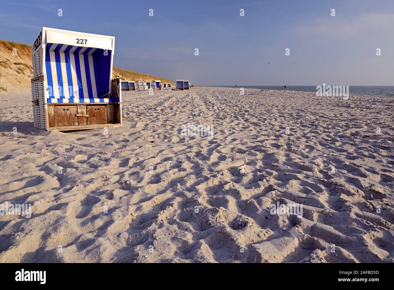 Strandkorb am Hauptstrand von Rantum am Abend, Sylt, nordfriesische Inseln, Nordfriesland, Schleswig-Holstein, Deutschland Stock Photo