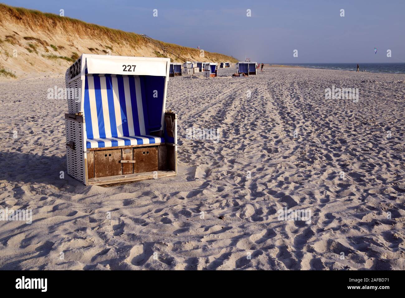 Strandkorb am Hauptstrand von Rantum am Abend, Sylt, nordfriesische Inseln, Nordfriesland, Schleswig-Holstein, Deutschland Stock Photo