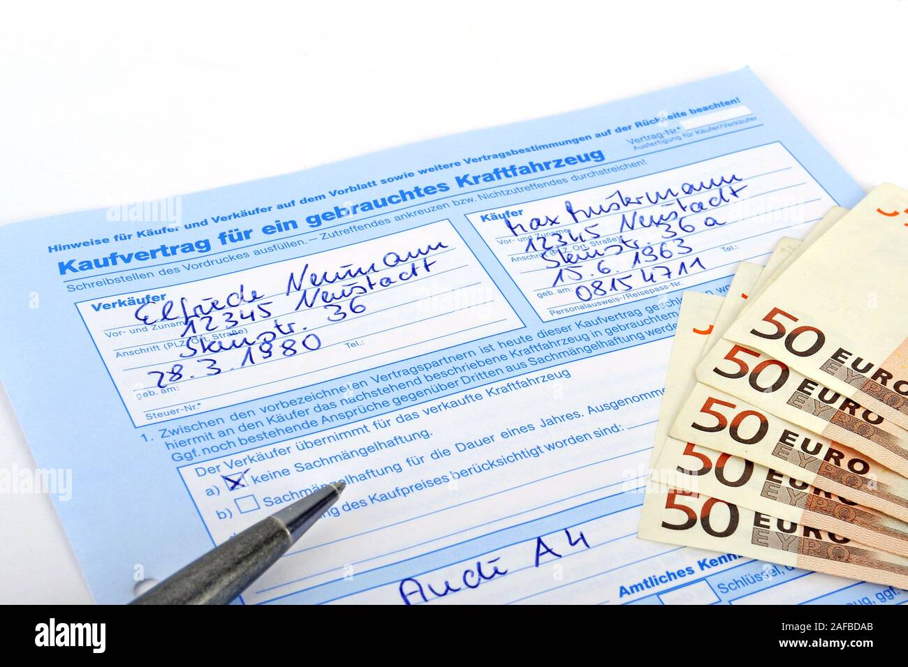 Kaufvertrag für ein gebrauchtes Fahrzeug, Auto Stock Photo