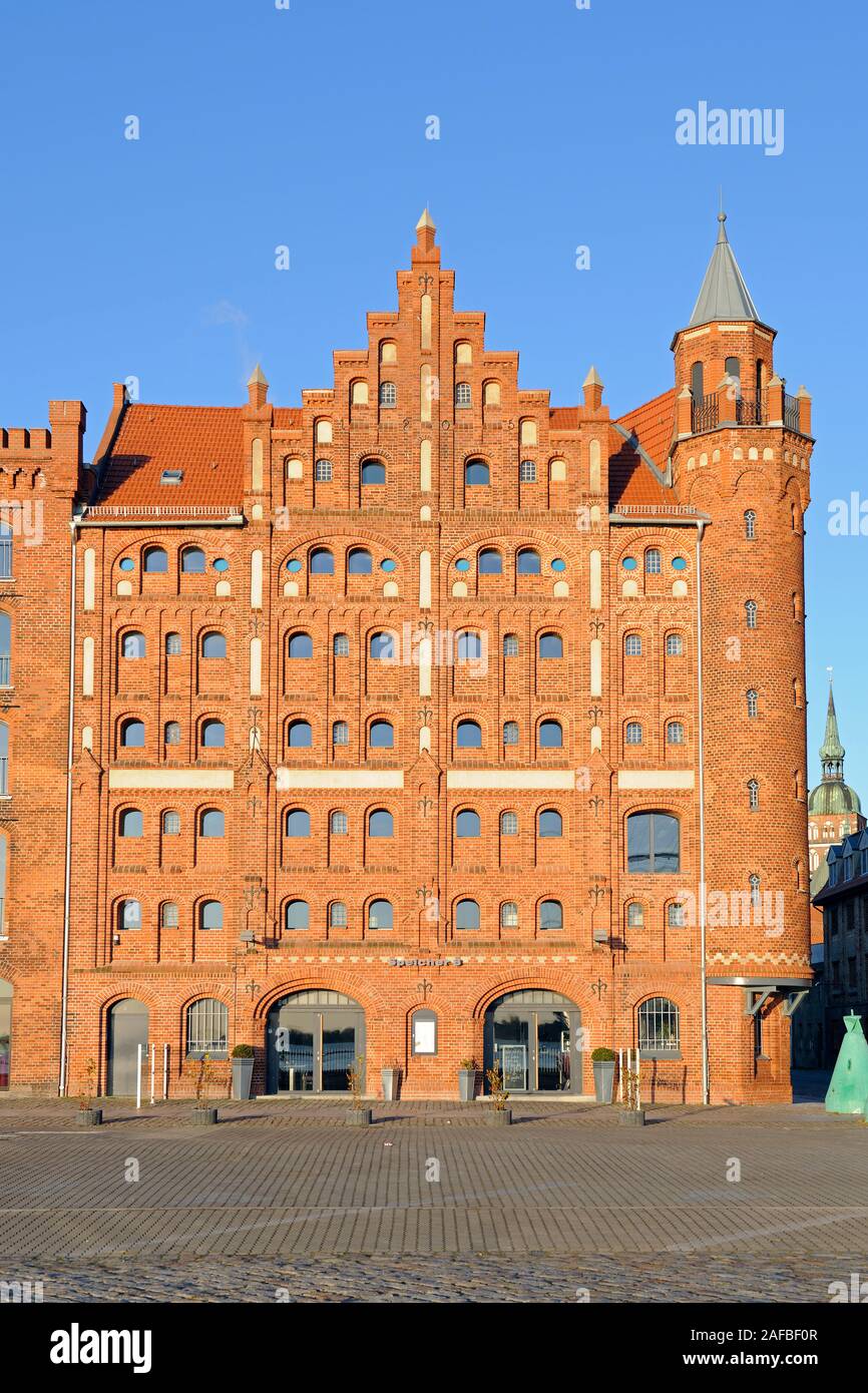 alte Speichergebaeude aus dem 19. Jahrhundert, Stralsund, alter Hafen,   Unesco Weltkulturerbe, Mecklenburg Vorpommern, Deutschland, Europa , oeffentl Stock Photo