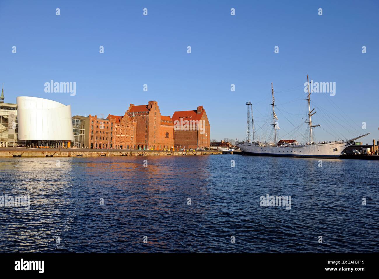 Hafenamt, Ozeaneum, Gorch Fock I,  alter Hafen,  Stralsund , Unesco Weltkulturerbe, Mecklenburg Vorpommern, Deutschland, Europa , oeffentlicher Grund Stock Photo