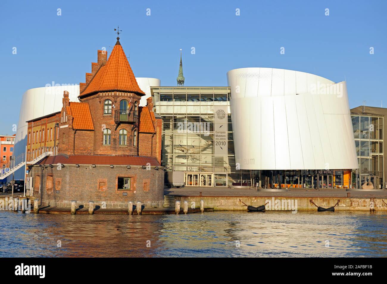 Hafenamt, Ozeaneum,  alter Hafen,  Stralsund , Unesco Weltkulturerbe, Mecklenburg Vorpommern, Deutschland, Europa , oeffentlicher Grund Stock Photo