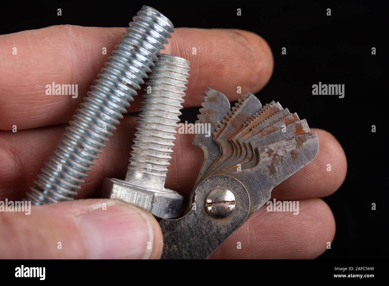 Checking the screw thread with an analog meter. Correctness of the ...