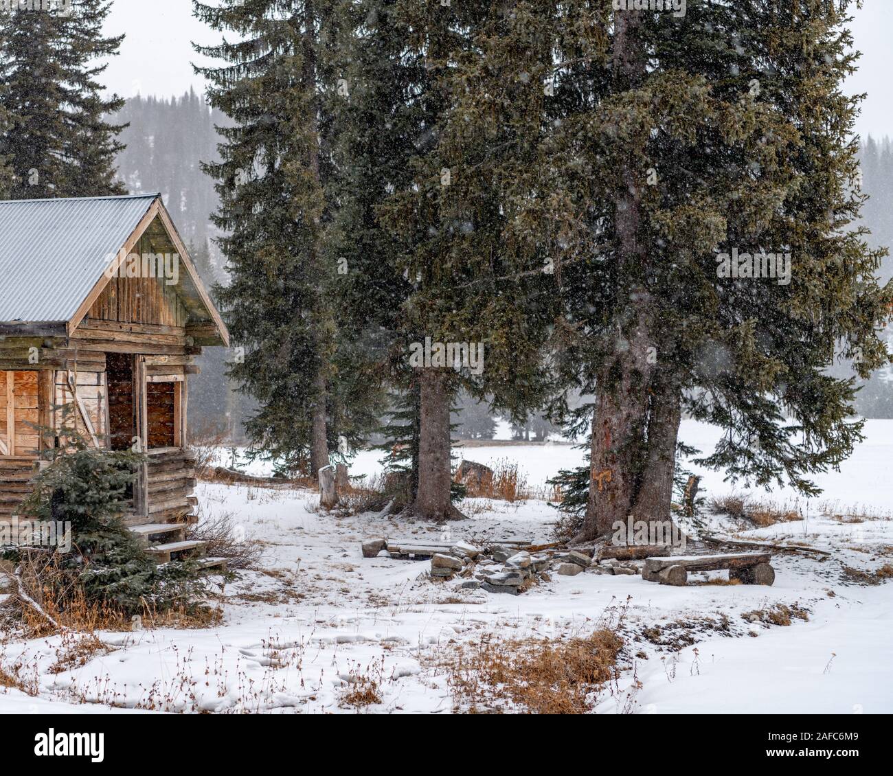 Winter in the Idaho mountains with pine forest and log cabin Stock ...