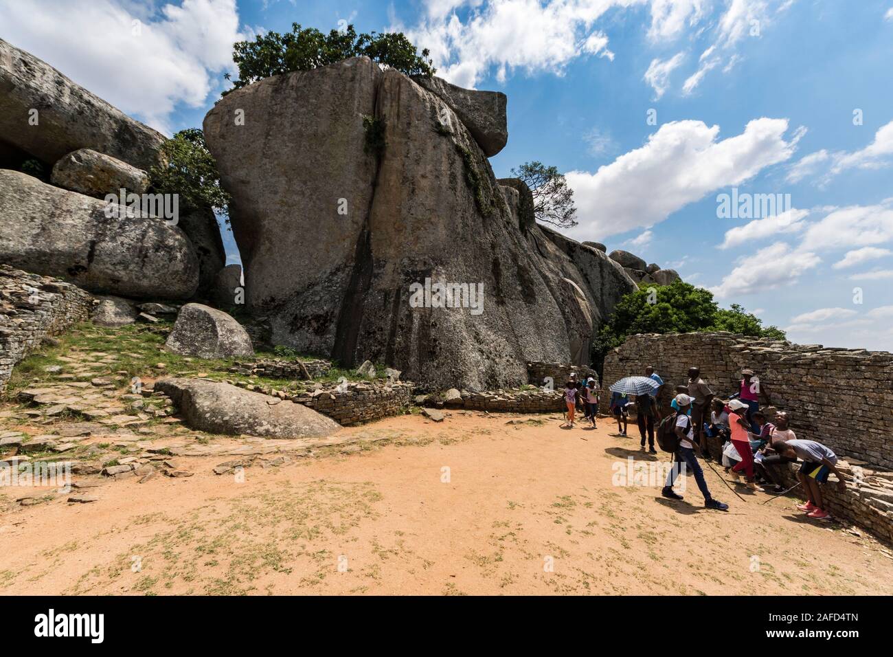 The Hill Fort, Great Zimbabwe Ruins, Masvingo, Zimbabwe. A group of school children on a trip to the ruins, a UNESCO world heritage site. The ruins are the remains of the biggest fortified city in southern Africa Stock Photo