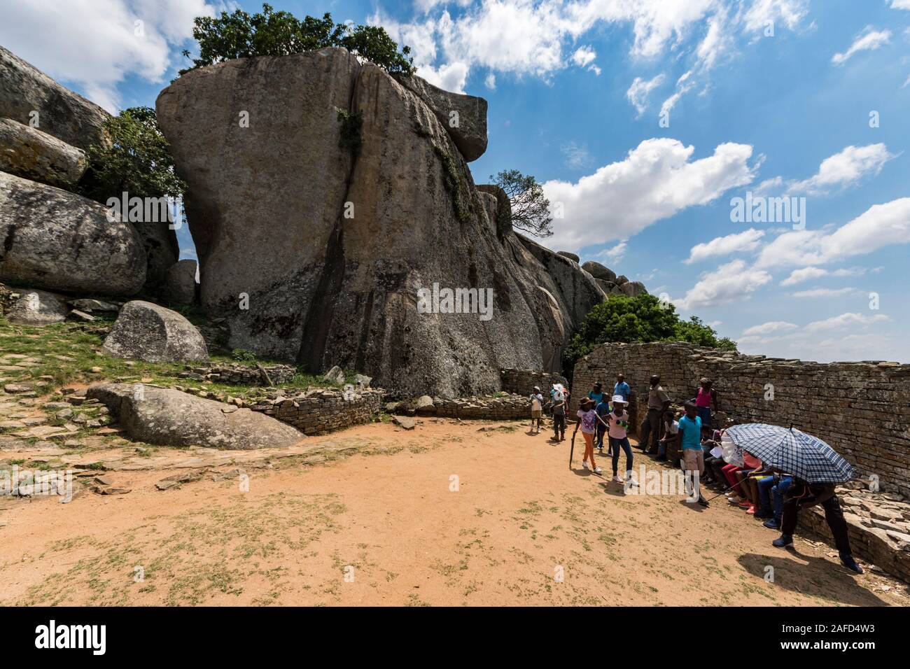 The Hill Fort, Great Zimbabwe Ruins, Masvingo, Zimbabwe. A group of school children on a trip to the ruins, a UNESCO world heritage site. The ruins are the remains of the biggest fortified city in southern Africa Stock Photo