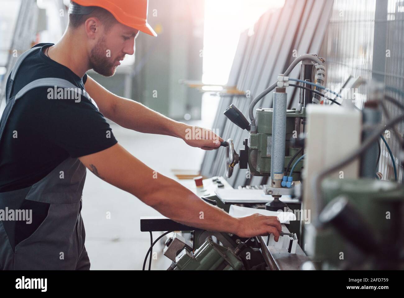 оператор машины. оператор станка чпу. цех со станками чпу. йўлни кесиш машинами оператор и. станок чпу фанук.