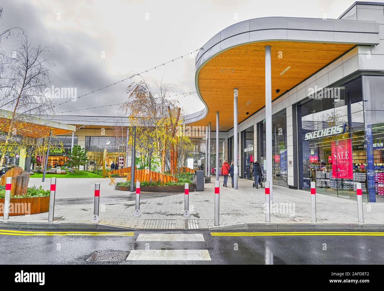 Frugal Decorar Calle Shopping arcade at Rushden Lakes shopping centre on a wet and rainy winter  day Stock Photo - Alamy