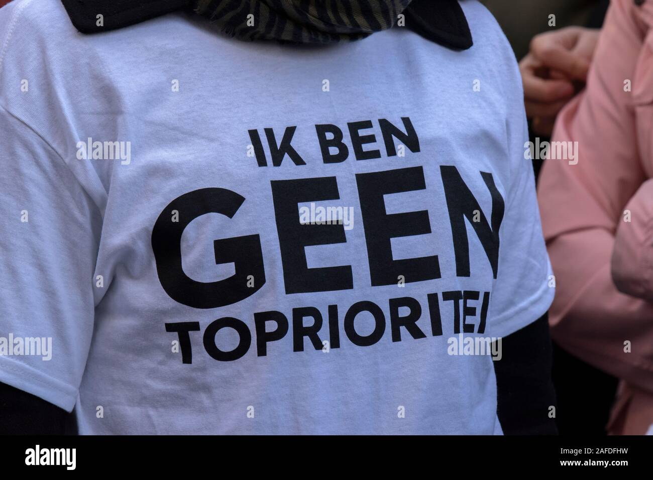T-Shirt Ik Ben Geen Top Prioriteit At The Demonstration On The Dam Square  Amsterdam The Netherlands 2019 Stock Photo - Alamy