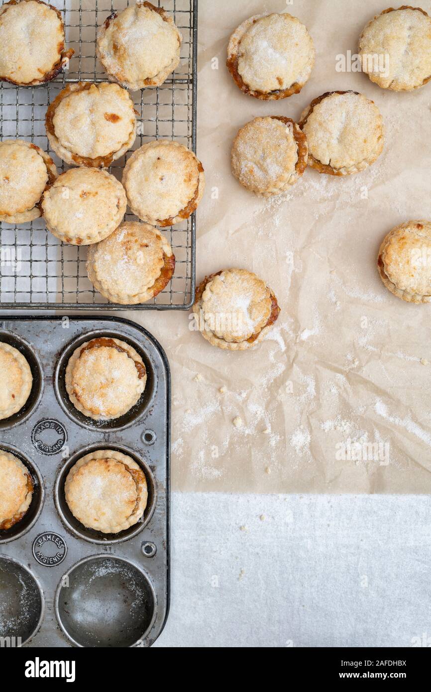 Wire rack mince pies hi-res stock photography and images - Alamy