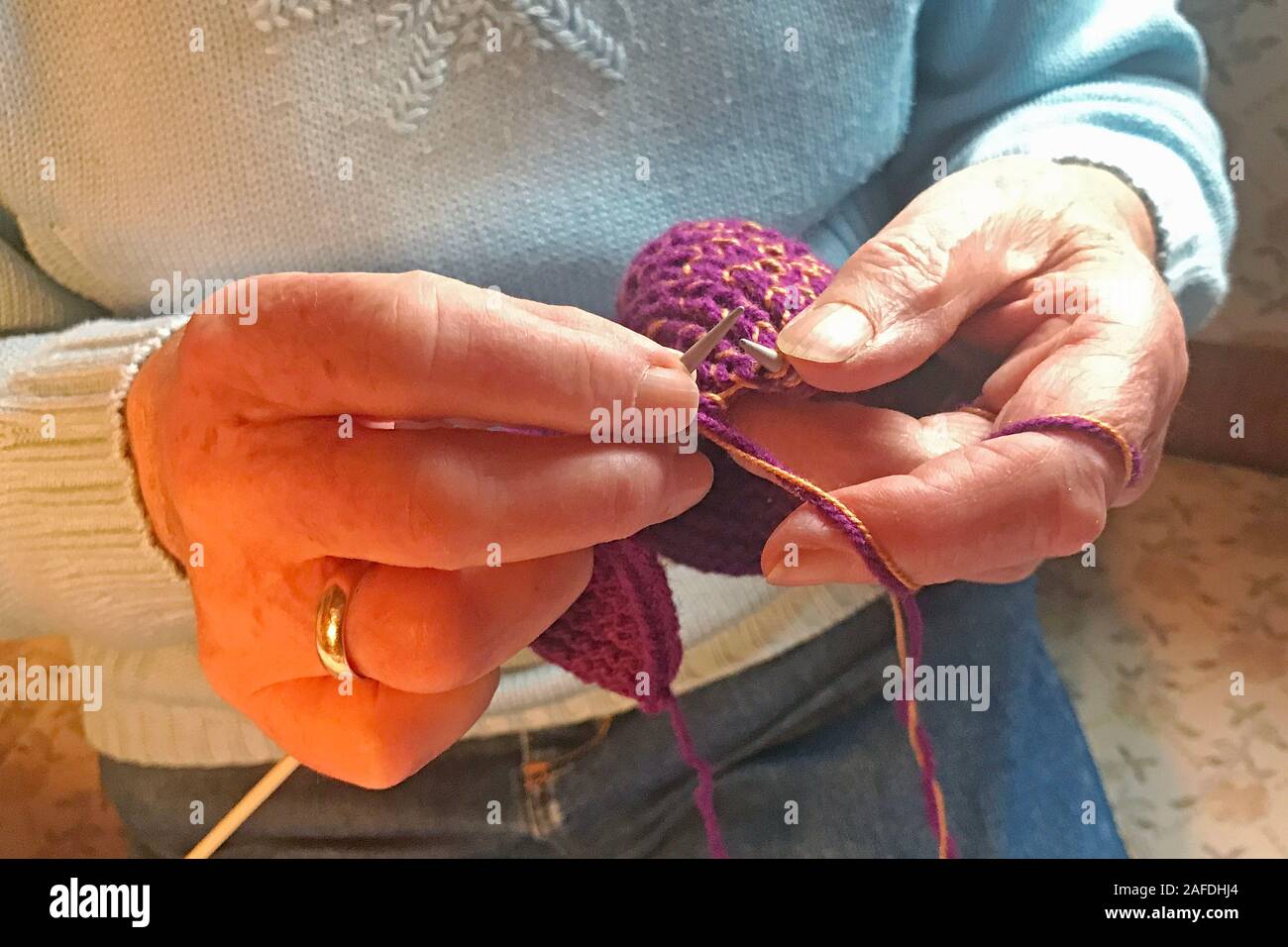 Gaeufelden, Deutschland. 15th Dec, 2019. Handmade knitting, crochet, knitting needle, wool, close up. | usage worldwide Credit: dpa/Alamy Live News Stock Photo