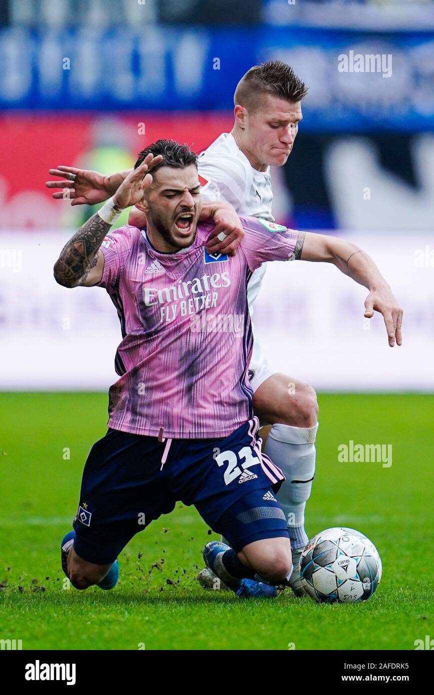 Sandhausen, Germany. 15th Dec, 2019. Soccer: 2nd Bundesliga, SV Sandhausen - Hamburger SV, 17th matchday, in Hardtwaldstadion. Hamburg's Tim Leibold (l) and Sandhausens Kevin Behrens fight for the ball. Credit: Uwe Anspach/dpa - IMPORTANT NOTE: In accordance with the requirements of the DFL Deutsche Fußball Liga or the DFB Deutscher Fußball-Bund, it is prohibited to use or have used photographs taken in the stadium and/or the match in the form of sequence images and/or video-like photo sequences./dpa/Alamy Live News Stock Photo