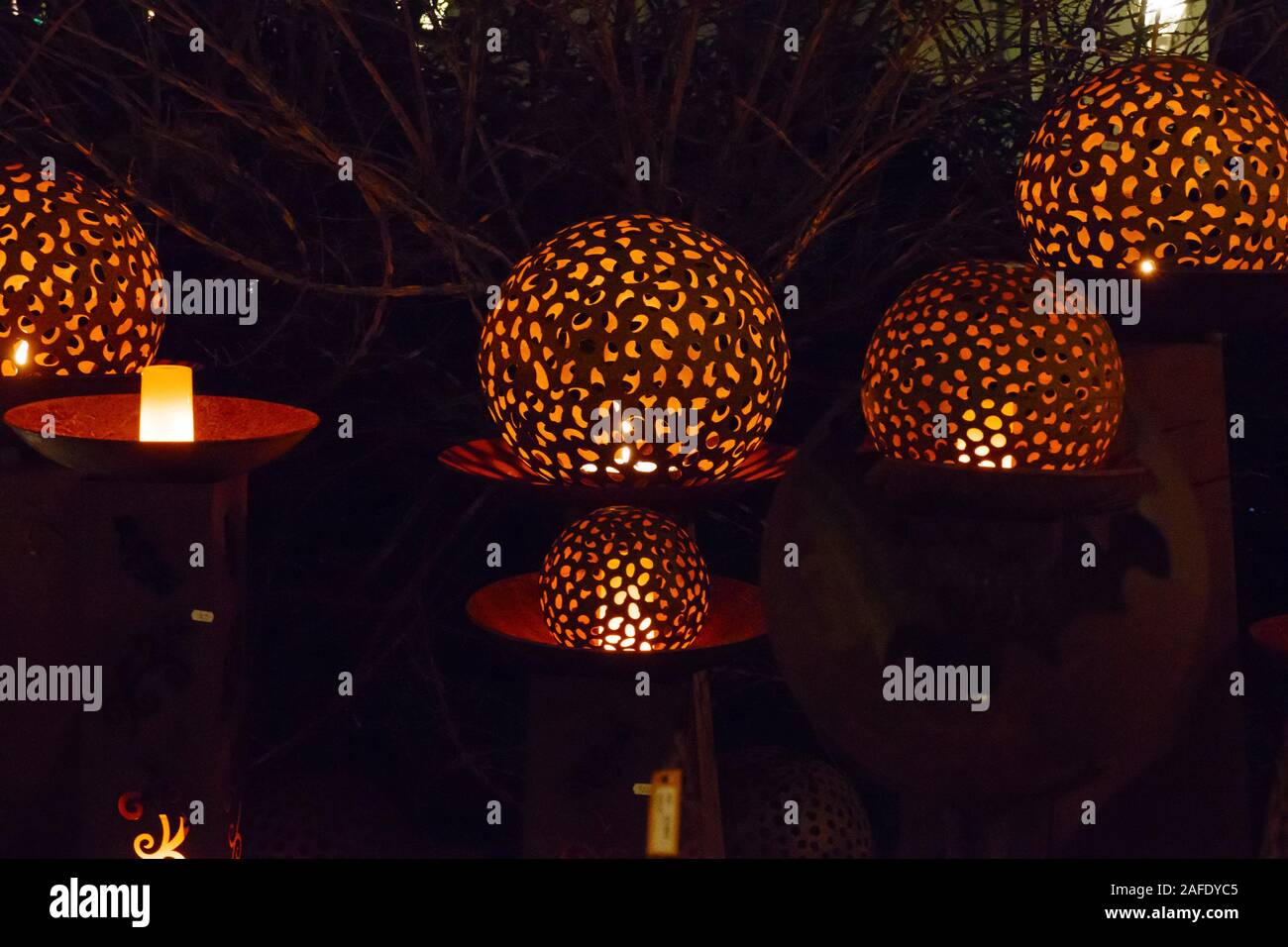 Beleuchtete Kugeln, Lichtspiele auf dem Weihnachtsmarkt in Baden-Baden Stock Photo
