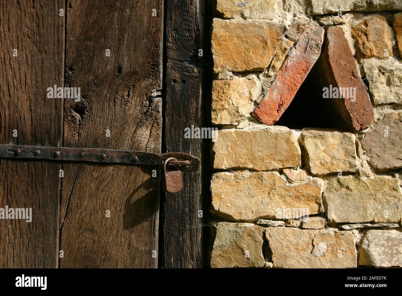Alte Tür und Mauer mit Schloss, Stall Stock Photo - Alamy