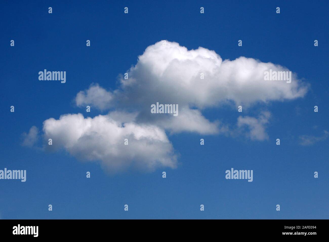 Wolken, Einzelne Cumuluswolke vor blauen Himmel Stock Photo