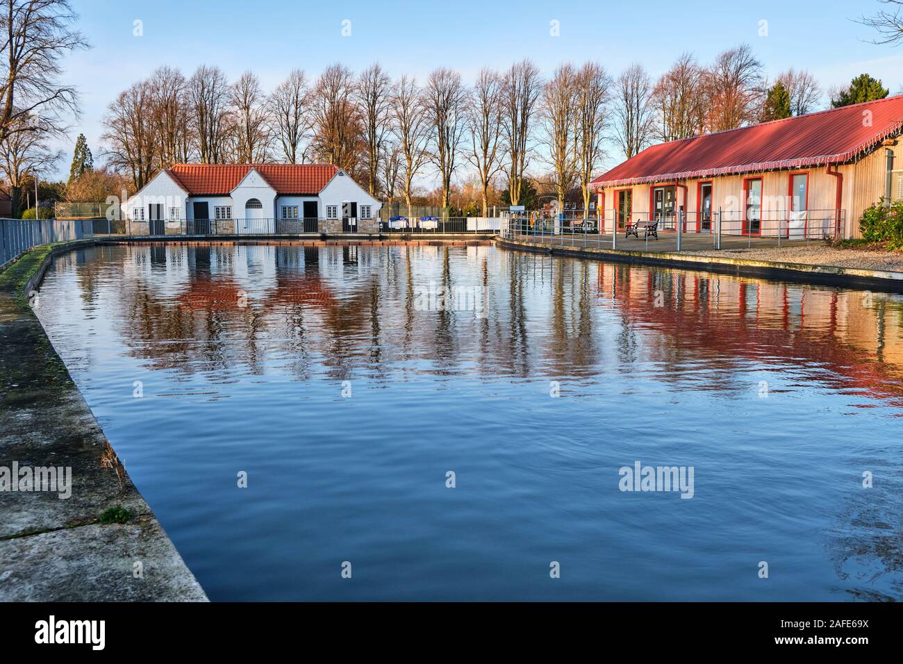 The model boating lake, club house and visitors centre in Wyndham Park, Grantham, Lincolnshire Stock Photo
