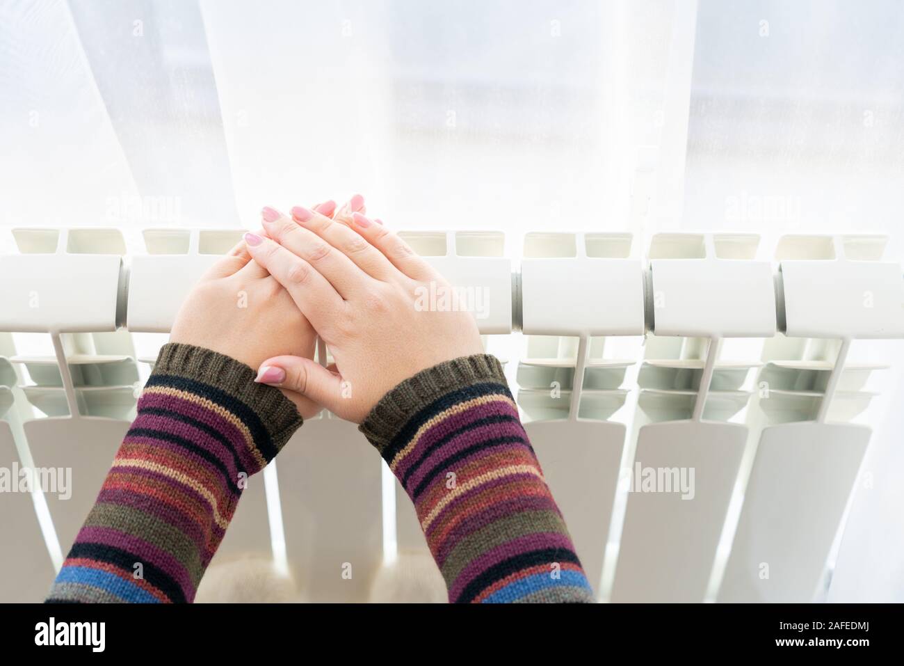 если у человека холодные руки. объятия зимой. холодные руки. грею руки холодные. мерзнут руки.