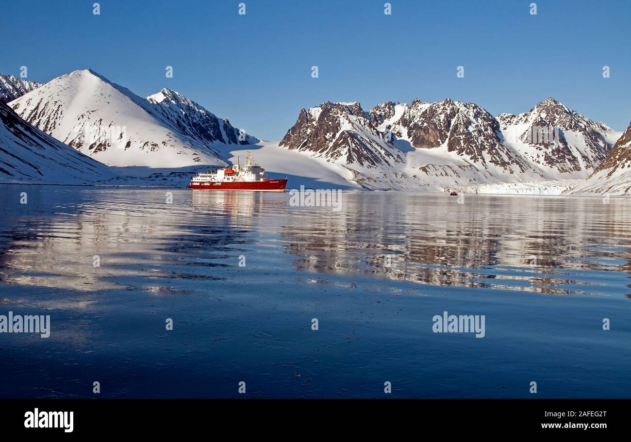 Magdalenefjord at 79 degrees N in north-western Spitsbergen, Svalbard.  the expedition vessle 'Polar Star' is anchored here this early morning in June Stock Photo