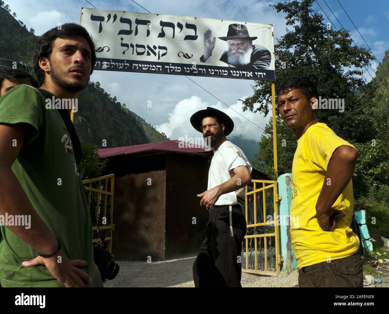 Kassol, Himachal Pradesh, India: two young Indians and a young Jew are standing outside the entrance of the Kassol Synagogue Stock Photo