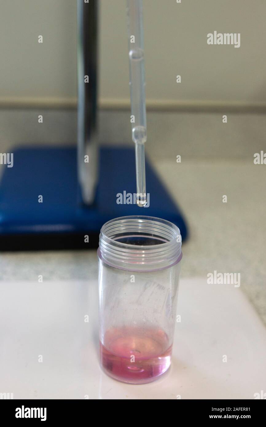 microscale titration using a plastic pipette and a small vial. Mixing hydrochloric acid with sodium hydroxide and using phenylthalien as an indicator. Stock Photo