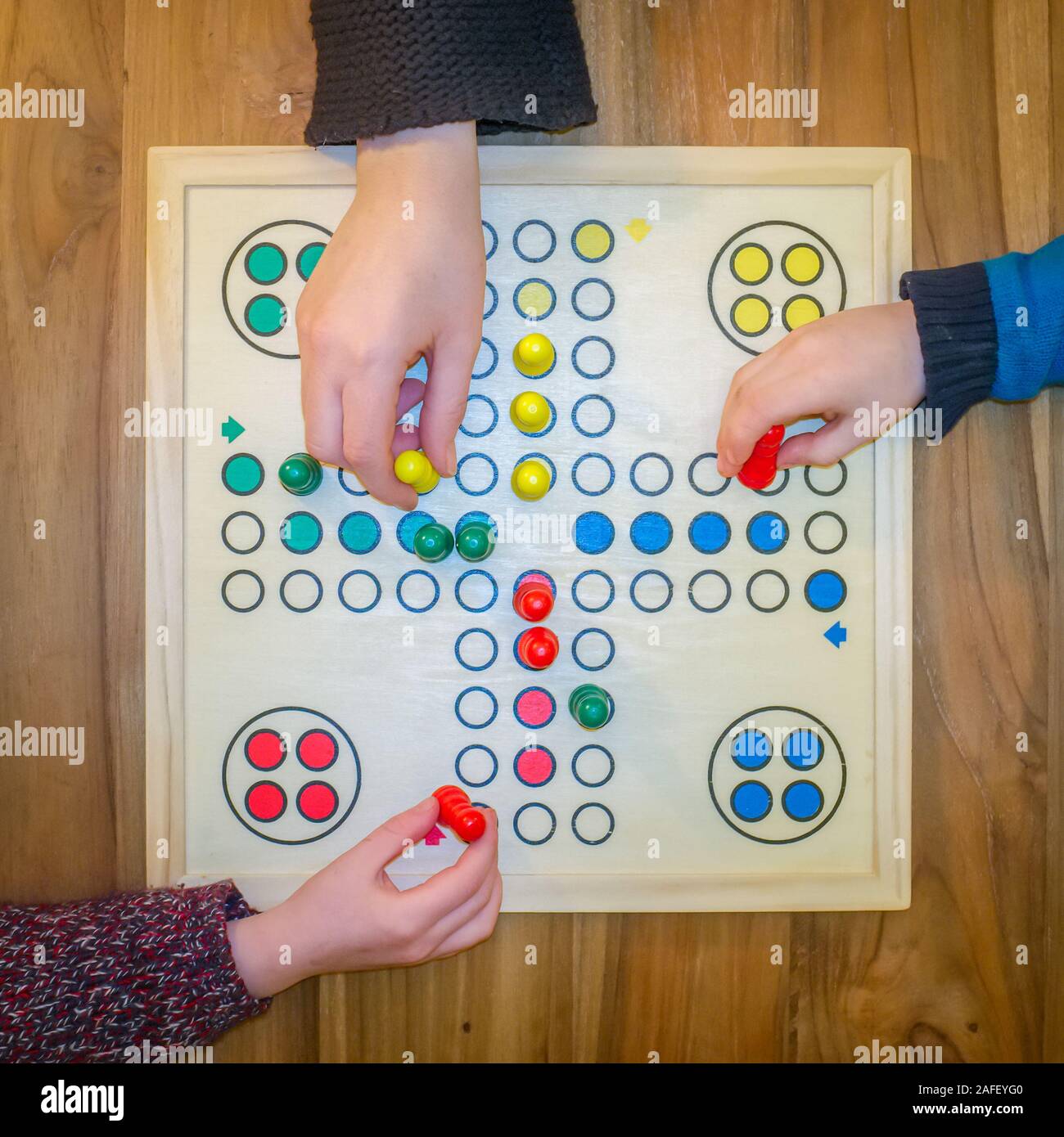 Ludo Board Dice E Peão Tempos Antigos Tradicionais Da Vila Passando Por  Amigos E Jogos Familiares Foto de Stock - Imagem de amigos, evento:  219689890