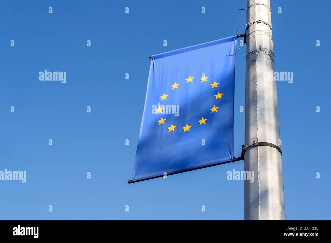 Hãy chiêm ngưỡng cờ Liên minh Châu Âu đầy tinh tế, mang trong mình thông điệp về sự đoàn kết và hòa bình giữa các quốc gia châu Âu.