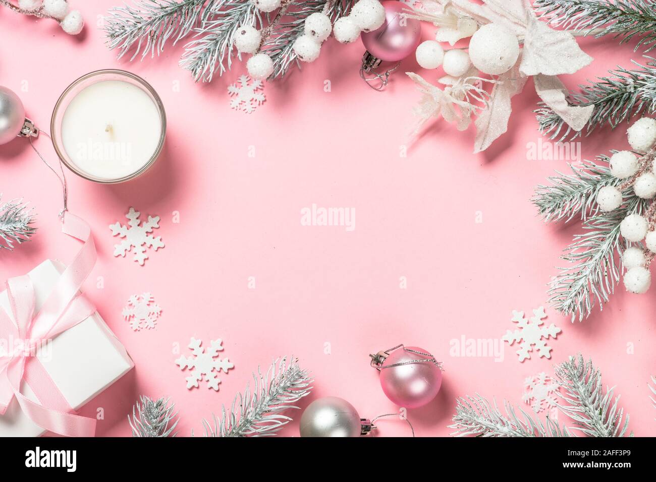 Với hộp quà Giáng sinh xinh xắn và đồ trang trí lung linh trên nền hồng, bạn sẽ có thể cảm nhận được không khí Noel tràn đầy niềm vui và yêu thương. Khám phá bức tranh đầy màu sắc và sự tinh tế trên Xmas background hồng ngay thôi!