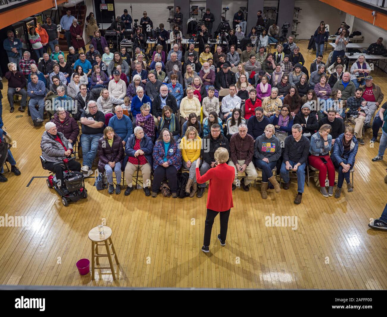 Washington, Iowa, USA. 15th Dec, 2019. US Senator ELIZABETH WARREN (D-MA) speaks to a crowd of about 200 people during a campaign event at Washington Middle School in Washington, IA, Sunday. Warren is campaigning in southeastern Iowa this weekend to support her effort to be the Democratic nominee for the US presidential race in 2020. Iowa traditionally hosts the first presidential selection event of the campaign season. The Iowa caucuses are Feb. 3, 2020. Credit: Jack Kurtz/ZUMA Wire/Alamy Live News Stock Photo