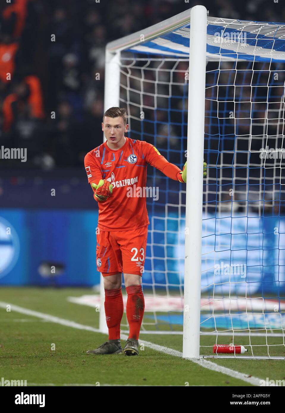 Gelsenkirchen, Deutschland. 15th Dec, 2019. firo: 15.12.2019 Football,  Soccer: 1. Bundesliga, season 2019/2020 S04 FC Schalke 04 - SGE Eintracht  Frankfurt 1: 0 S04 goalwart, goalhuter, goalkeeper, Markus Schubert,  gesture, gesture, whole