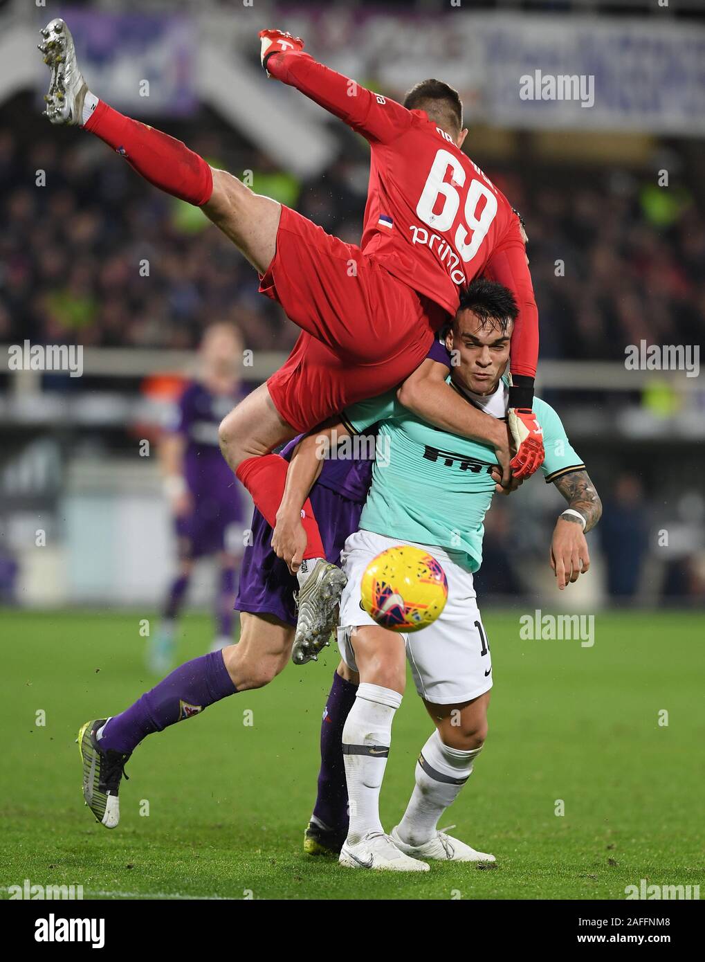 Florence, Italy. 15th Dec, 2019. FC Inter's Lautaro Martinez (R) vies with Fiorentina's Bartlomiej Dragowski during an Italian Serie A soccer match in Florence, Italy, Dec. 15, 2019. Credit: Alberto Lingria/Xinhua/Alamy Live News Stock Photo
