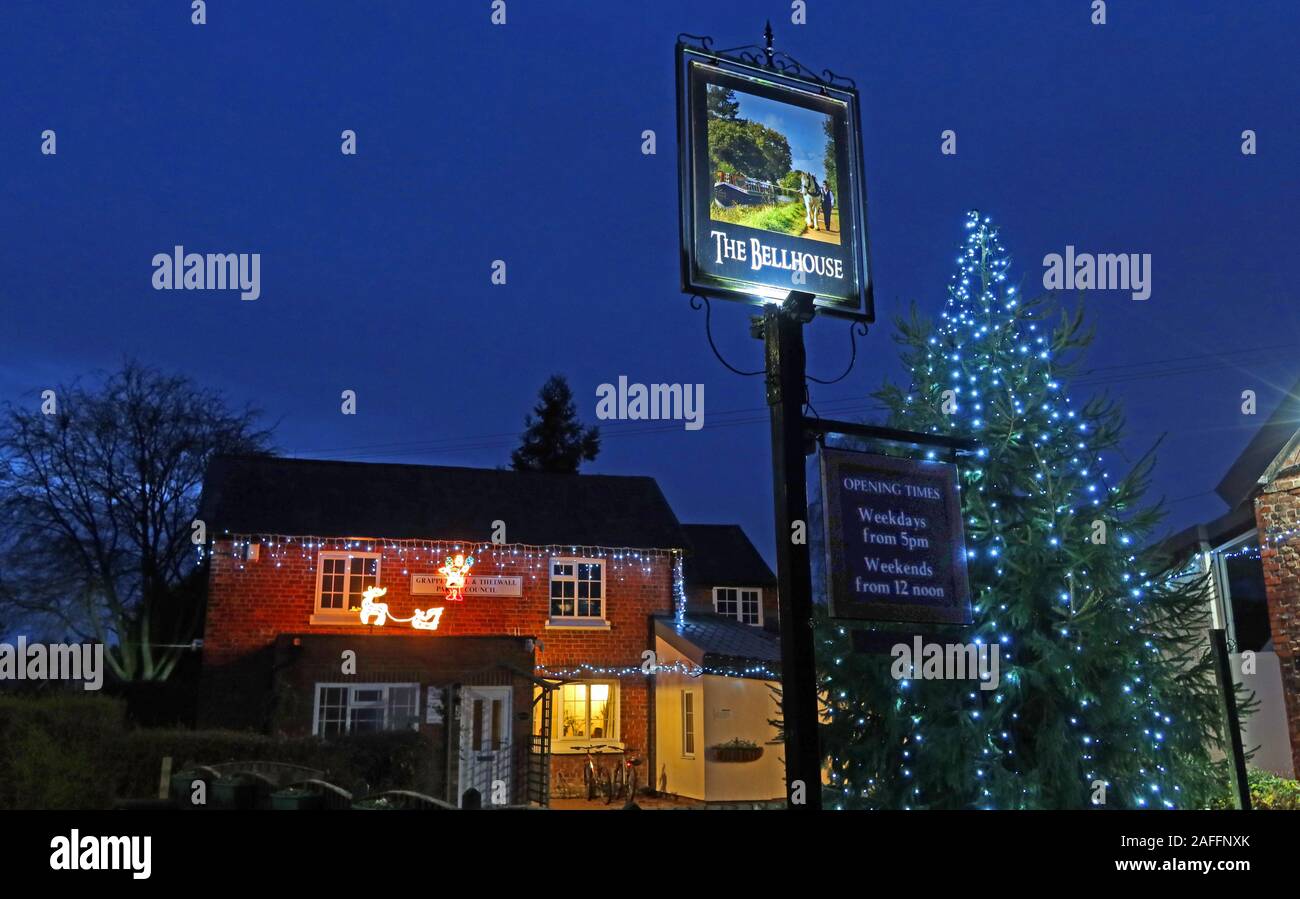 The Bellhouse club bar,at Christmas,Bellhouse Lane,Grappenhall Village,Warrington,Cheshire,England,UK, WA4 2SG Stock Photo