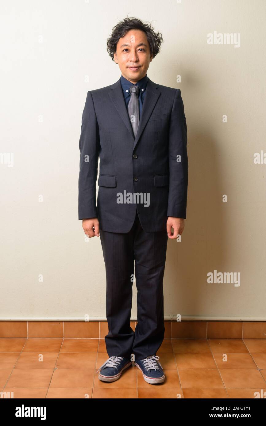 Full body shot of Japanese businessman in suit Stock Photo - Alamy