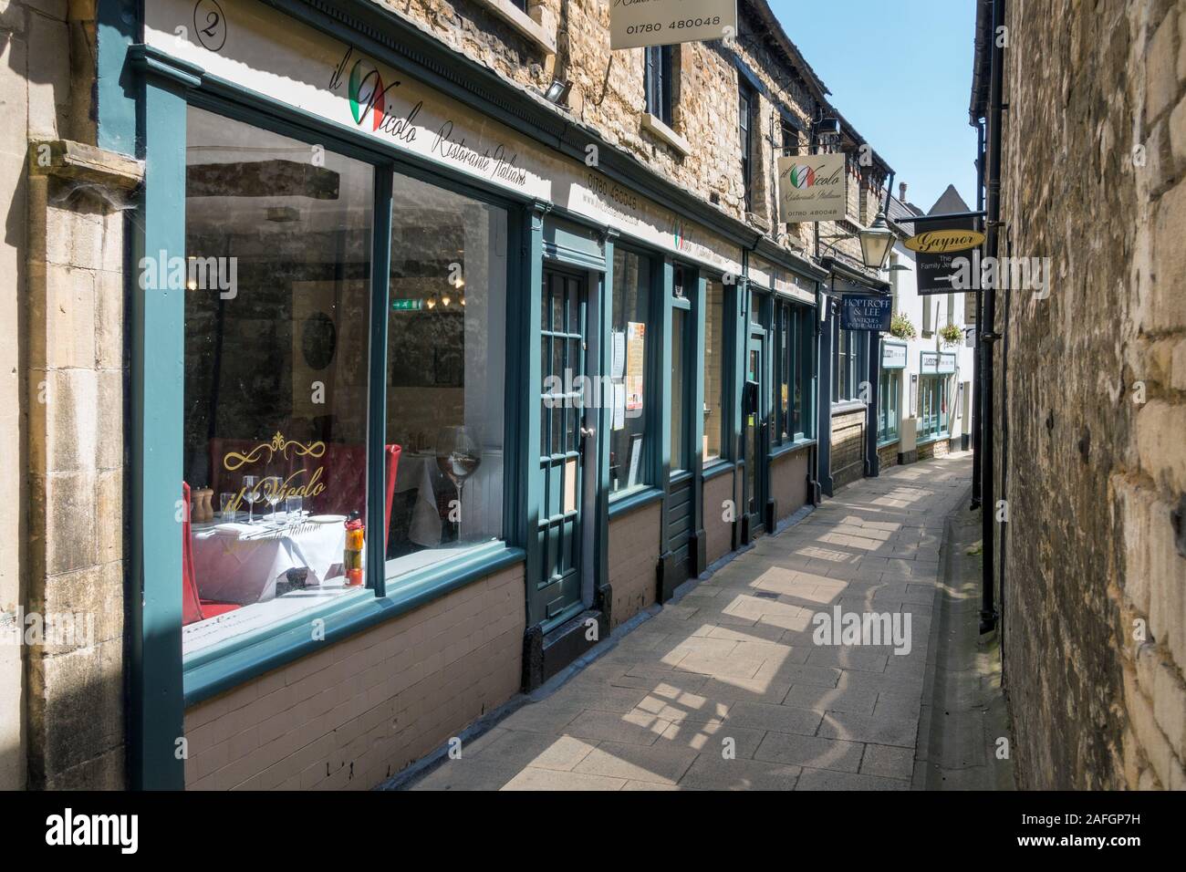 Il Vicolo Italian Restaurant and old shopfronts in the narrow Cheyne Lane passageway, Stamford, Lincolnshire, England, UK Stock Photo