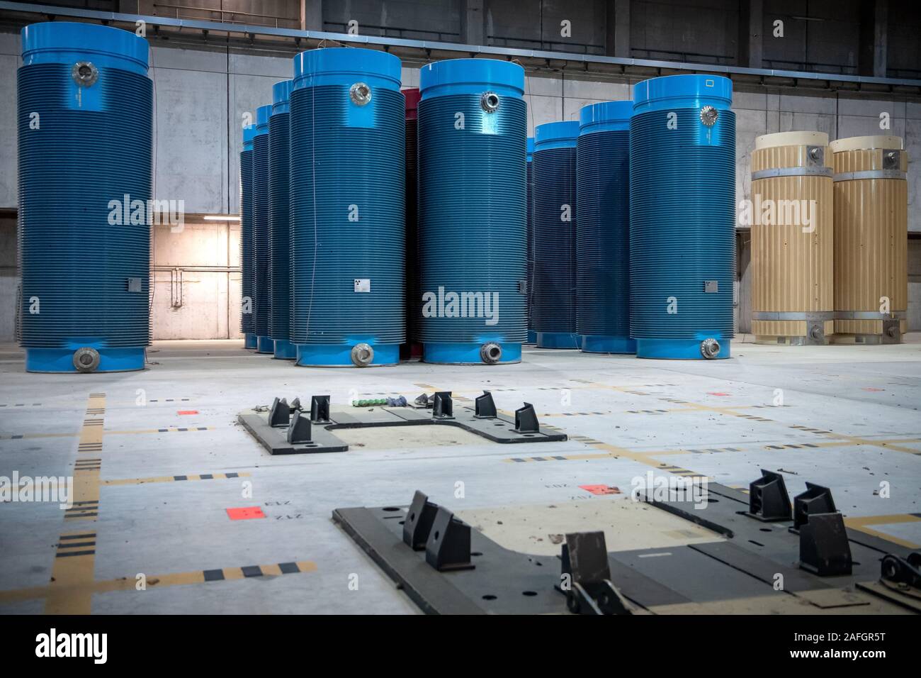 11 December 2019, Lower Saxony, Gorleben: Containers with high-level radioactive waste are in interim storage. The Gorleben nuclear waste storage facility is an interim storage facility for spent fuel elements and high-level radioactive waste. To date, 13 Castor transports with highly radioactive material have reached the transport container warehouse between 1995 and 2011. Until a repository has been found, the nuclear waste is to be temporarily stored there. Photo: Sina Schuldt/dpa Stock Photo