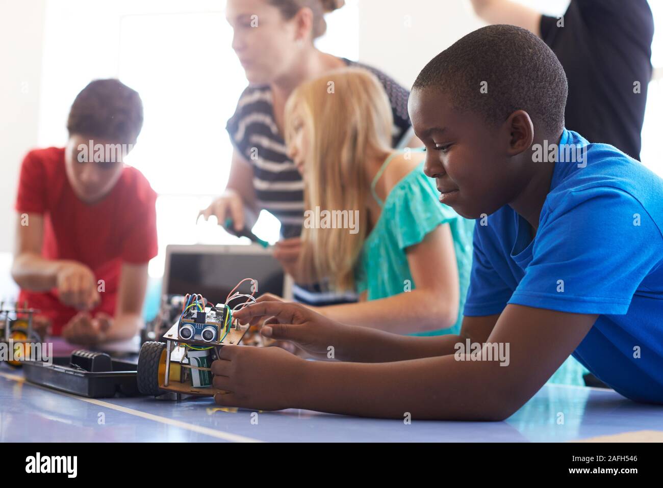 Teacher helping students robotics hi-res stock photography and images ...