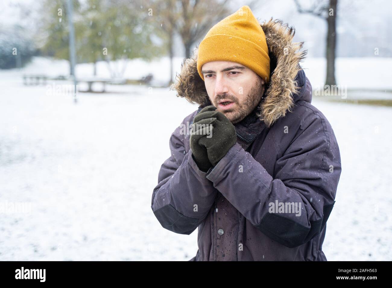 Man shivering snow hi res stock photography and images Alamy