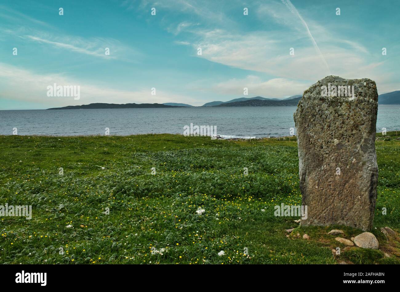 Clach Steineagaidh Neolithic standing stone above the Atlantic Ocean on the coast of North Harris, Isle of Harris, Outer Hebrides, Scotland Stock Photo