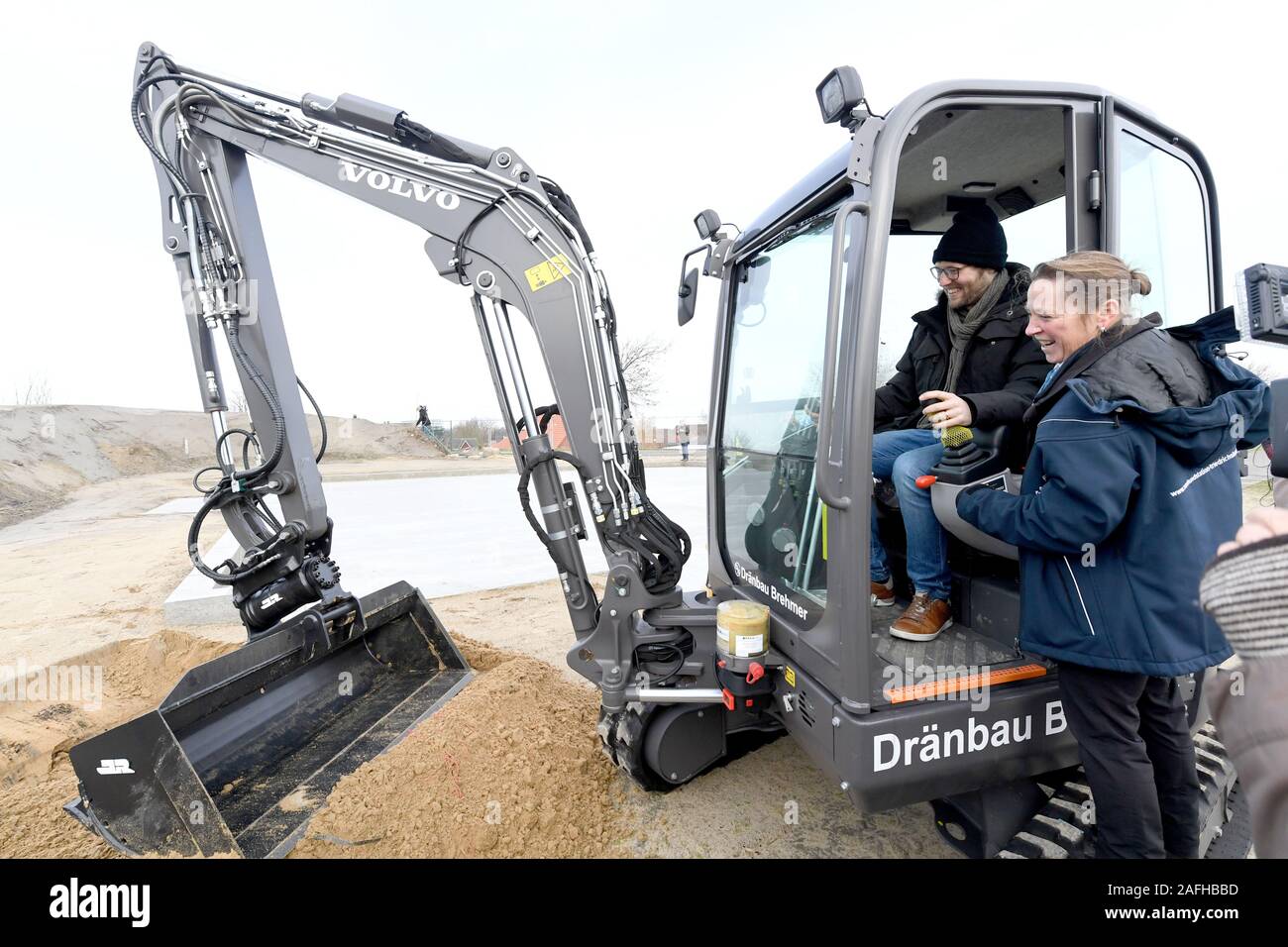 Friedrichskoog, Germany. 16th Dec, 2019. Jan Philipp Albrecht (Bündnis90/Die Grünen), Schleswig-Holstein Minister for Energy Turnaround, Agriculture, Environment, Nature and Digitisation and Tanja Rosenberger, Head of the seal station, stand at the laying of the foundation stone for the extension and reconstruction of the seal station on an excavator. In addition to a new entrance building and exterior modernizations, a new exhibition building with a seal observation room is planned. Credit: Carsten Rehder/dpa/Alamy Live News Stock Photo